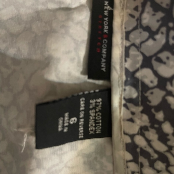 New York and Company gray snake skin pencil skirt.  Good condition. Size 6 - Picture 3 of 3